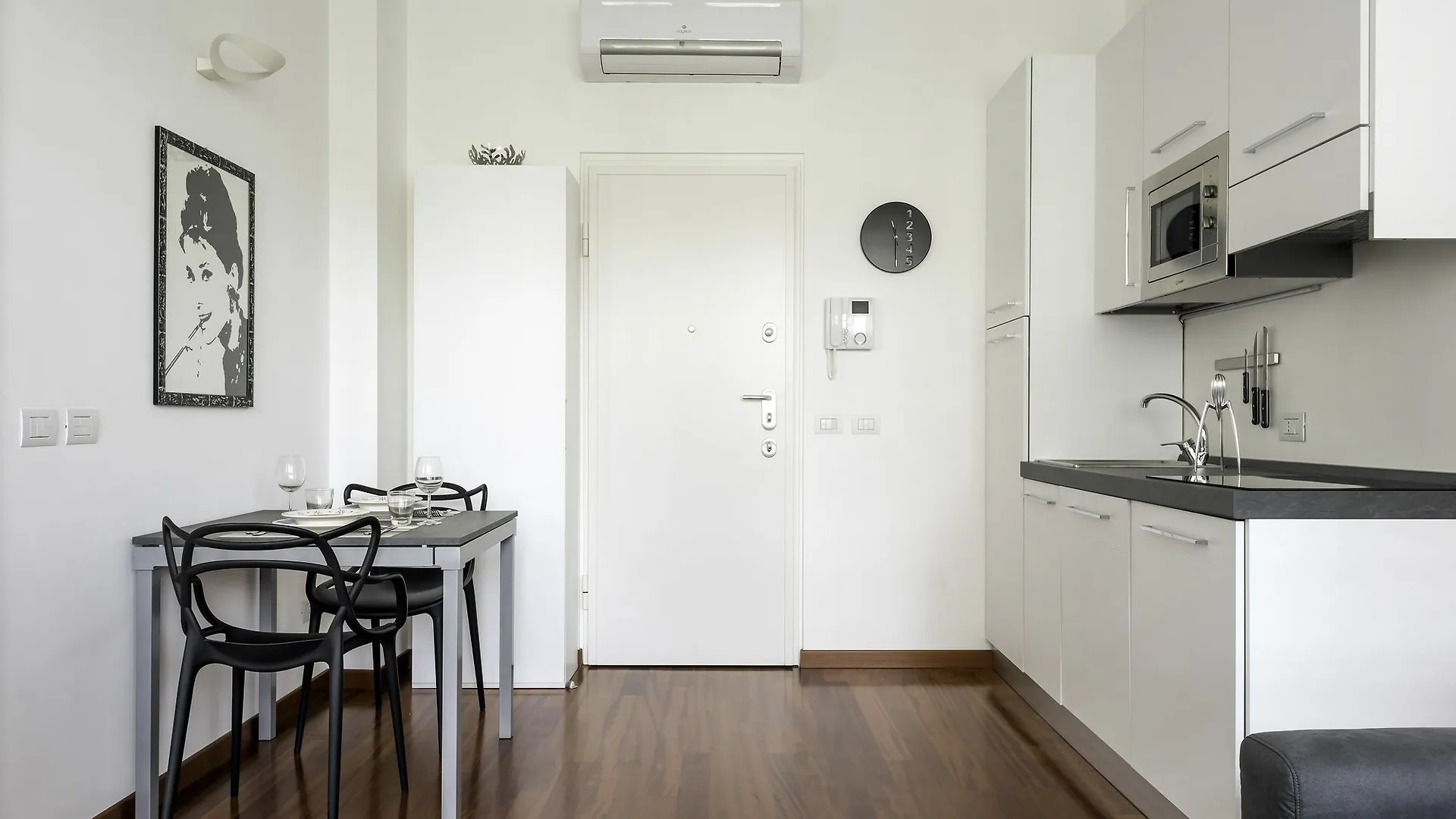 Rentclass - Fair Area - Piazza De Angeli Milan Apartment